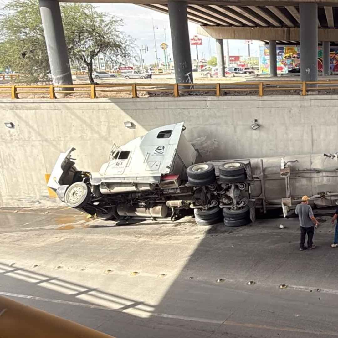 Vuelca cisterna y provoca cierre vial